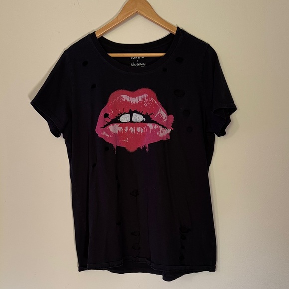 Torrid Black Tee with Bold Pink Lips Graphic - Picture 1 of 7